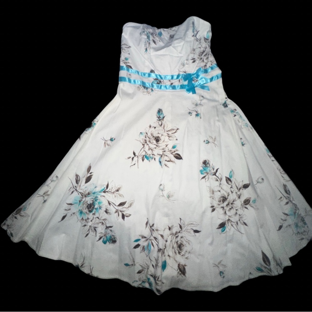 Womens/Juniors size 9 XOXO strapless dress, so pretty, timelessly beautiful